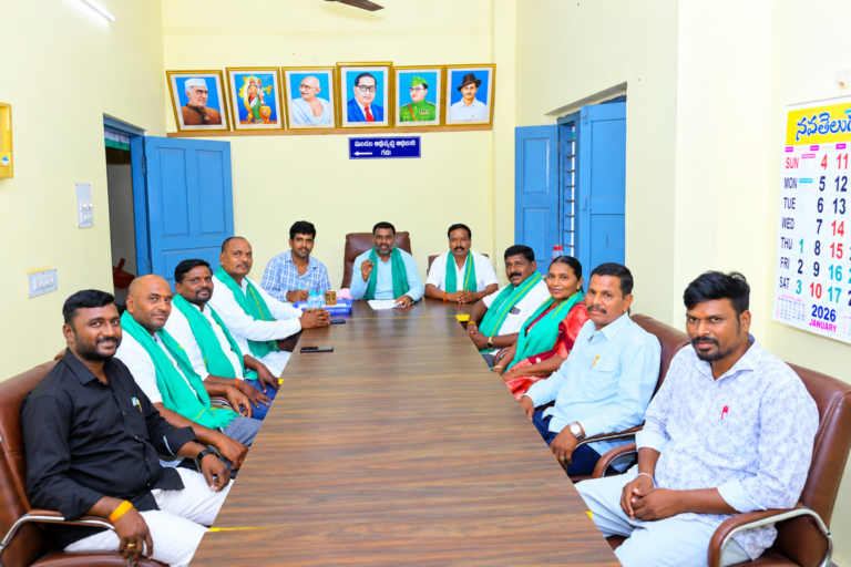 సహకార సంఘం సేవలను రైతులు సద్వినియోగం చేసుకోవాలి
